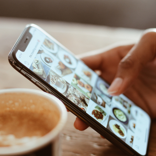 スマートフォンでInstagramを確認している様子